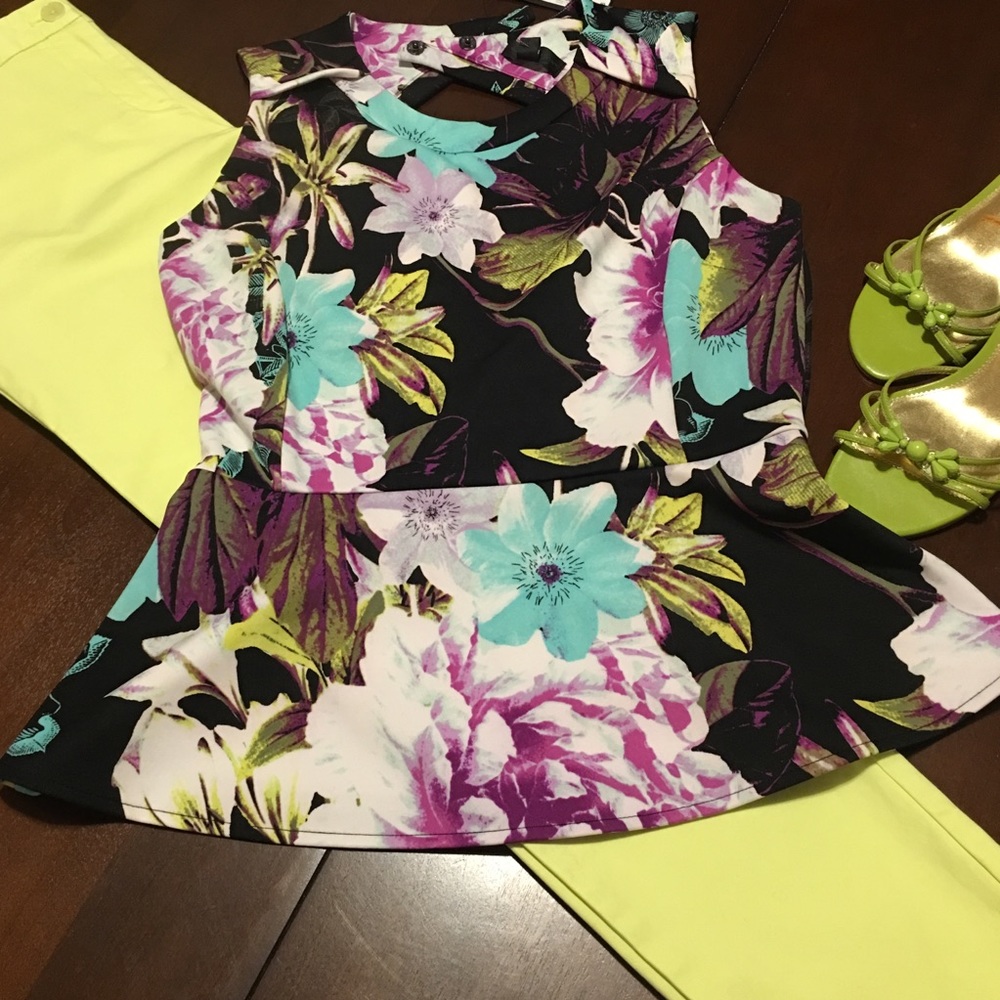 NWT Worthington floral top with peekaboo back